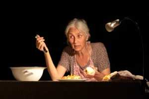 Jabĺčka a Maryša Vávrová — Hana Voříšková a Markéta Stránská (CZ), Bažantova loutkářská družina (CZ) (foto: Irena Vodáková)