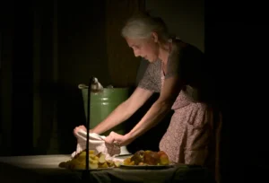 Jabĺčka a Maryša Vávrová — Hana Voříšková a Markéta Stránská (CZ), Bažantova loutkářská družina (CZ) (foto: Ivo Mičkal)